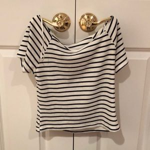 Shortsleeved cropped shirt.